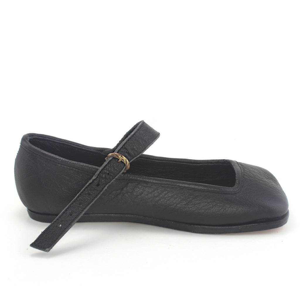 Landsknecht Tudor Shoes for men and women - as worn by Henry VIII, Swiss & German mercenaries bear paw shoes, cow mouth or cowmouth, and Kuhmaul shoes side view.