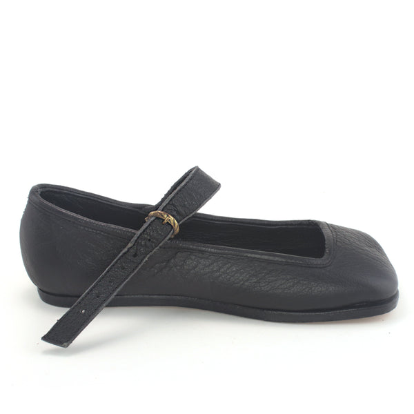 Landsknecht Tudor Shoes for men and women - as worn by Henry VIII, Swiss & German mercenaries bear paw shoes, cow mouth or cowmouth, and Kuhmaul shoes side view.